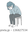 椅子に座る落ち込む女性 136827534