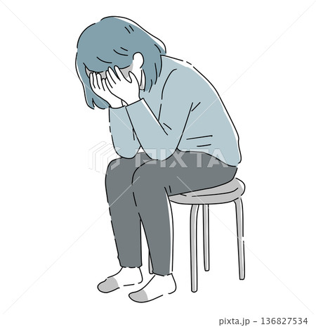 椅子に座る落ち込む女性 136827534