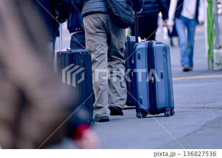 日本の東京都市景観インバウンド続く…スーツケース… 外国人観光客らで賑わう渋谷駅前 136827536