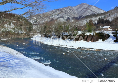 【岐阜県】快晴の庄川の雪景色(白川郷) 【岐阜県】快晴の庄川の雪景色(白川郷) 136827605