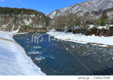 【岐阜県】快晴の庄川の雪景色(白川郷) 【岐阜県】快晴の庄川の雪景色(白川郷) 136827606