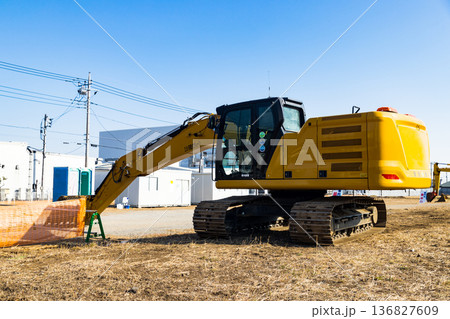 工事現場　重機パワーショベル 136827609