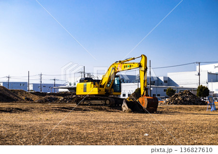 工事現場　重機パワーショベル 136827610