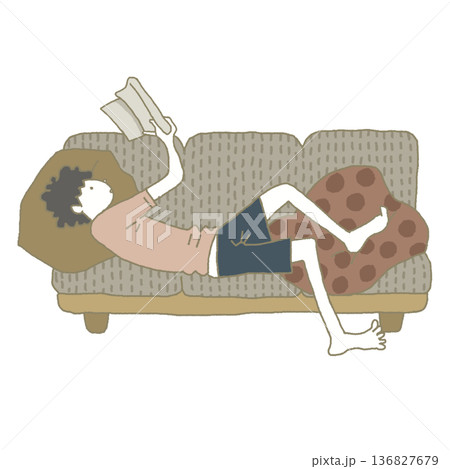 ソファで寝そべりながら本を読む若い男性 136827679