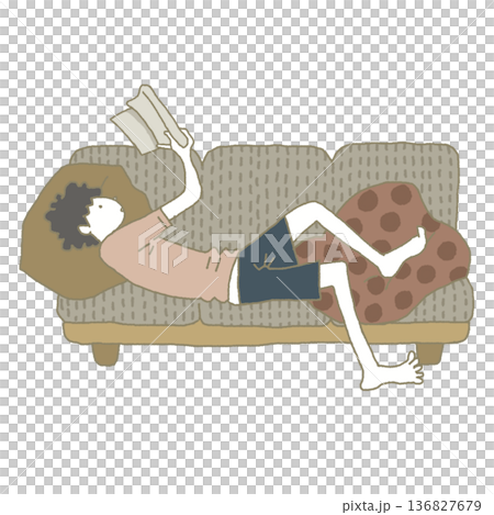 ソファで寝そべりながら本を読む若い男性 136827679