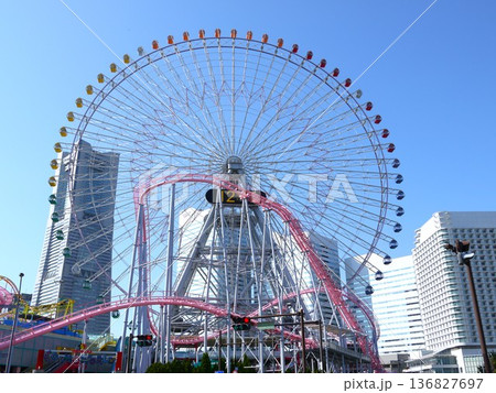 青空を背景にした観覧車 青空を背景にした観覧車 136827697