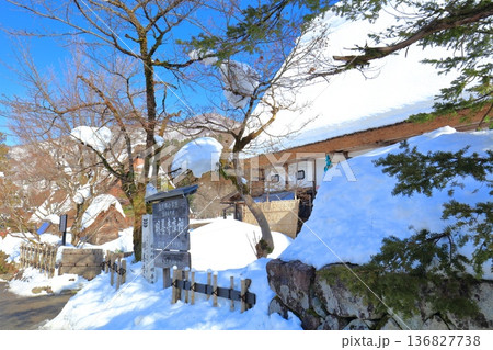 【岐阜県】快晴の白川郷の明善寺庫裡の雪景色(明善寺郷土館) 【岐阜県】快晴の白川郷の明善寺庫裡の雪景色(明善寺郷土館) 136827738