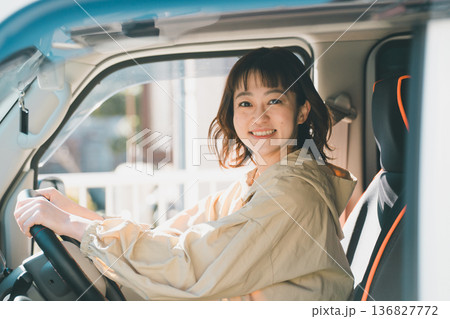 軽貨物に乗る主婦 軽貨物に乗る主婦 136827772