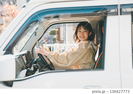 軽バンに乗る主婦 136827773