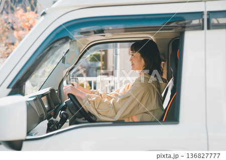 軽貨物に乗る主婦 136827777