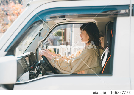 軽貨物に乗る主婦 136827778