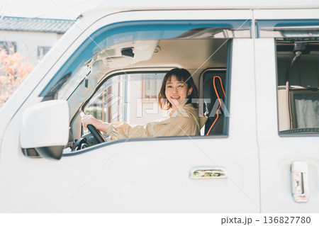 軽貨物配送の仕事をする主婦 136827780