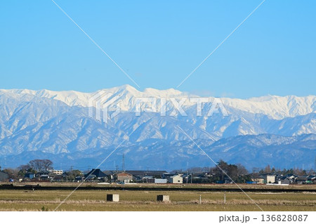 冬の越後平野と飯豊連峰（新潟県新潟市） 136828087