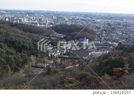 群馬県太田市の金山城跡からの山並みの風景 群馬県太田市の金山城跡からの山並みの風景 136828107