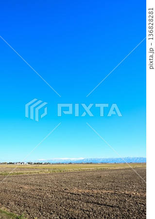 冬の越後平野と飯豊連峰(新潟県新潟市) 冬の越後平野と飯豊連峰(新潟県新潟市) 136828281