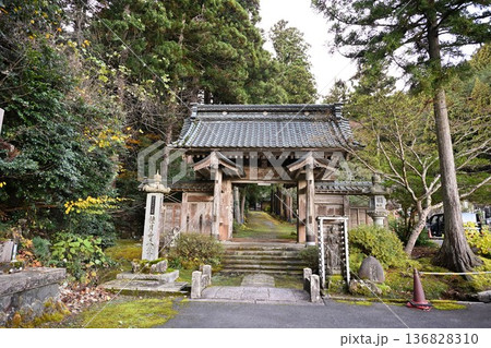 新潟市種月寺の山門と石段（新潟県新潟市） 136828310