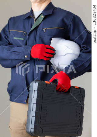 ヘルメットと工具箱を持つ作業服のミドル男性ビジネスマン 136828434