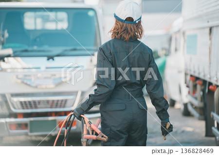 女性トラック整備士 136828469