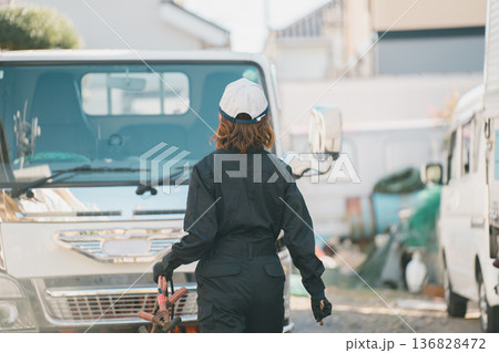 女性トラック整備士 136828472