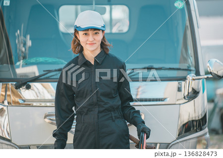 女性トラック整備士 136828473