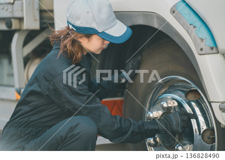 女性トラック整備士 女性トラック整備士 136828490