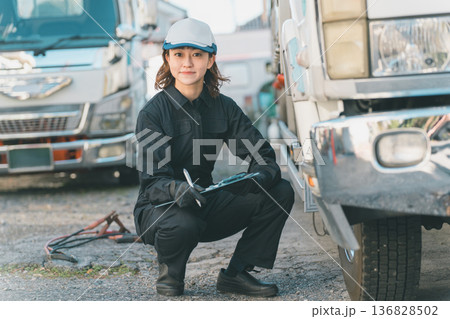 女性自動車整備士と大型トラック 女性自動車整備士と大型トラック 136828502