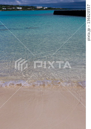 透明な浅瀬と穏やかな波が寄せる砂浜 136828557