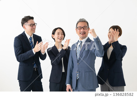 働く人々 ビジネスマン 拍手 働く人々 ビジネスマン 拍手 136828582