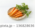 新鮮な葉付きにんじん(白背景) 136828636