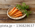 新鮮な葉付きにんじん(木目背景) 136828637