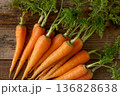 新鮮な葉付きにんじん(木目背景) 136828638