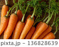 新鮮な葉付きにんじん(木目背景) 136828639