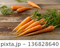 新鮮な葉付きにんじん(木目背景) 136828640