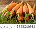 新鮮な葉付きにんじん(木目背景) 136828641