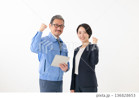 作業着を着てガッツポーズをする男女 136828653