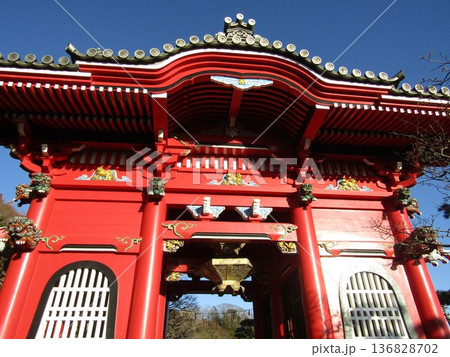 茨城県のひたちなか海浜沿線の赤い門のお寺 136828702