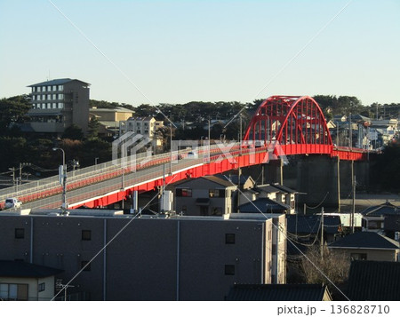 茨城県のひたちなか海浜沿線の赤い橋がかかる風景 136828710