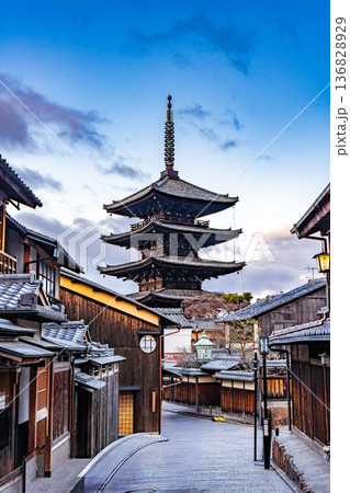 京都　東山　清水寺　八坂の塔の風景　産寧坂, 三年坂 136828929