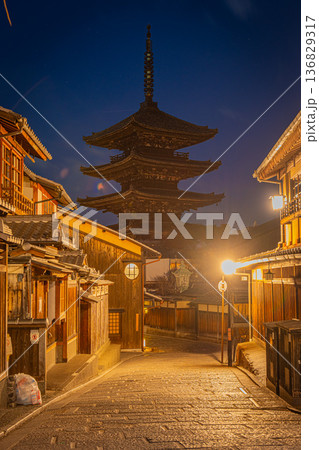 京都　東山　清水寺　八坂の塔の風景　産寧坂, 三年坂 136829317