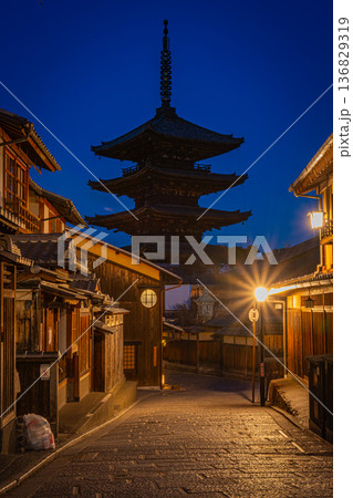 京都　東山　清水寺　八坂の塔の風景　産寧坂, 三年坂 136829319