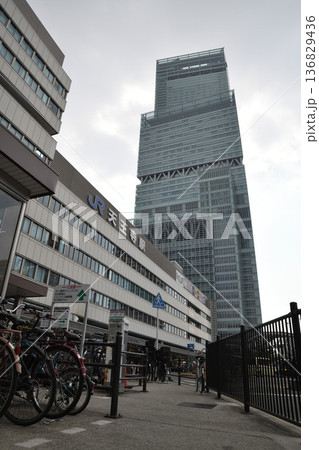 JR天王寺駅前から望むあべのハルカス　大阪 136829436