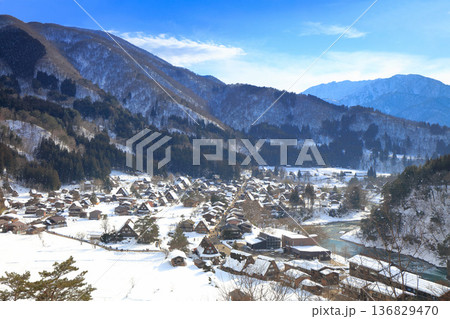 【岐阜県】城山展望台から見た白川郷の雪景色 【岐阜県】城山展望台から見た白川郷の雪景色 136829470