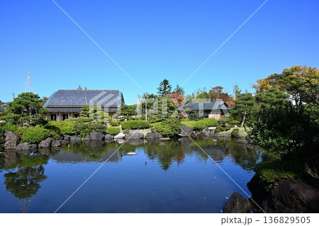 秋の天寿園で見られる中国庭園の風景(新潟県新潟市) 秋の天寿園で見られる中国庭園の風景(新潟県新潟市) 136829505