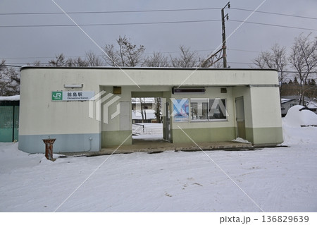 雪景色の翁島駅　福島 136829639