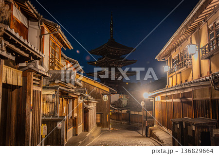 京都　東山　清水寺　八坂の塔の風景　産寧坂, 三年坂 136829664