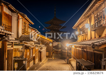 京都　東山　清水寺　八坂の塔の風景　産寧坂, 三年坂 136829674