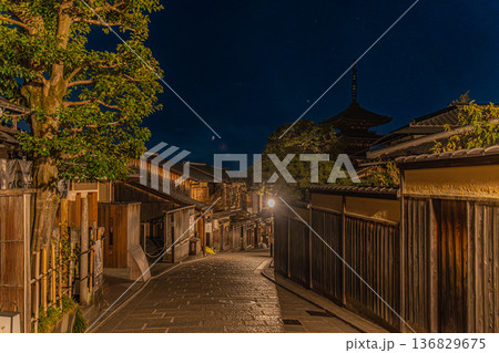 京都　東山　清水寺　八坂の塔の風景　産寧坂, 三年坂 136829675