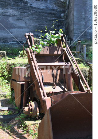 鋸山の採石場跡に残る錆びた重機と新緑 136829680