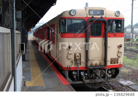 ［JR-T］津山線キハ47形（ノスタルジー車両：国鉄急行色） 136829688