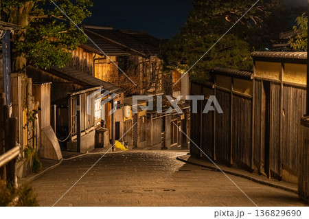 京都　東山　清水寺　八坂の塔の風景　産寧坂　三年坂 136829690